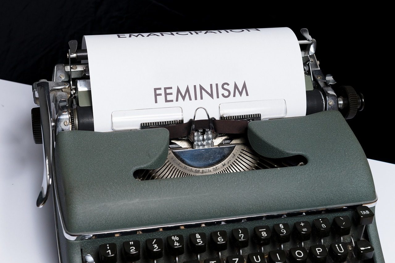 آلة كاتبة عليها كلمة Feminism، تعبير عن النسويّة الغربية وانعكاساتها الاجتماعية والديموغرافية