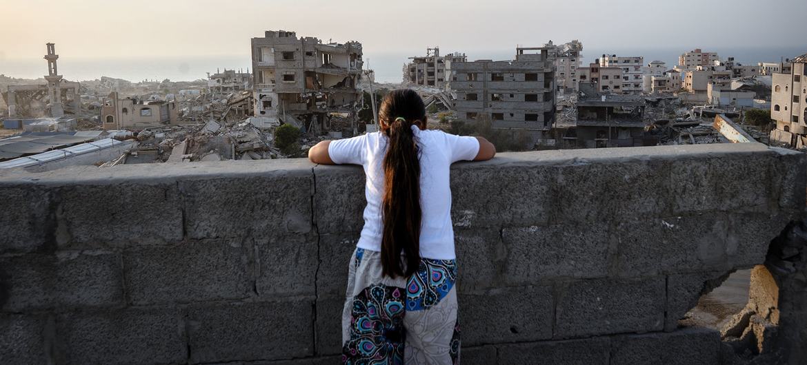 صورة طفلة من غزة وسط الخراب والوجع غزة